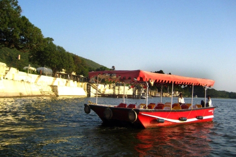 Udaipur: Evening Boat Ride z pokazem lalek i kolacją