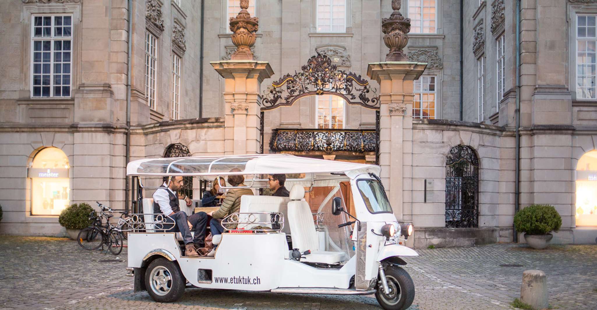 Zurich: Hot Stone Barbecue eTukTuk City Tour