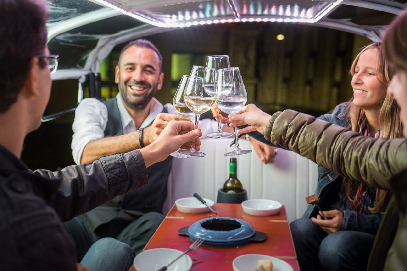 Zürich: Schweizer Käsefondue & Wein e-TukTuk Städtetour