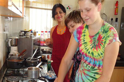 Sessão de culinária noturna e jantar com uma família indiana