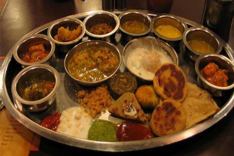 Sesión de cocina y cena con una familia india.
