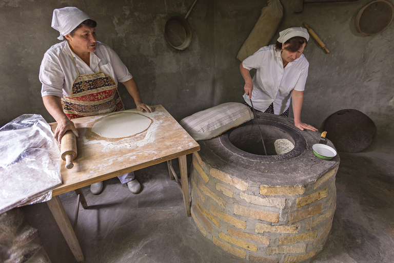 D'Erevan: visite du temple Garni et de Geghard avec cuisson au lavashDe Erevan : Garni, Geghard