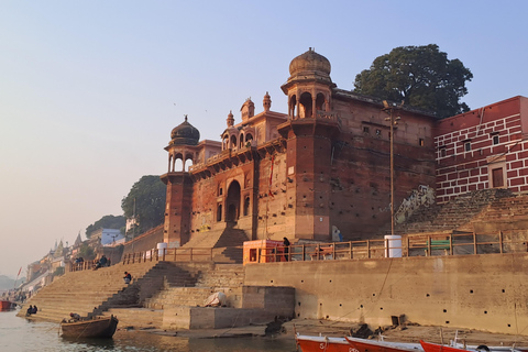 Varanasi: Passeio de barco ao nascer do sol com cerimônia de Chai e ArtiPasseio guiado de barco pela manhã no sagrado rio Ganga