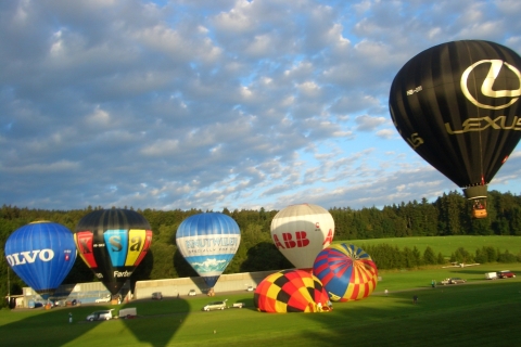 Privé heteluchtballonvlucht in centraal ZwitserlandVanuit Zürich: privé ballonvaart en champagne
