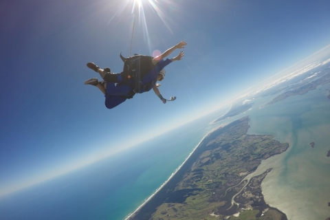 Auckland: Tandemfallschirmsprung aus 13000, 16000 oder 18000 Fuß HöheTandem-Fallschirmsprung in 18.000 Fuß Höhe
