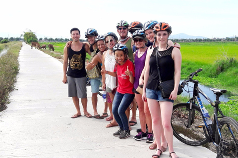 Recorrido privado en bicicleta y barco por Hoi An con cena casera