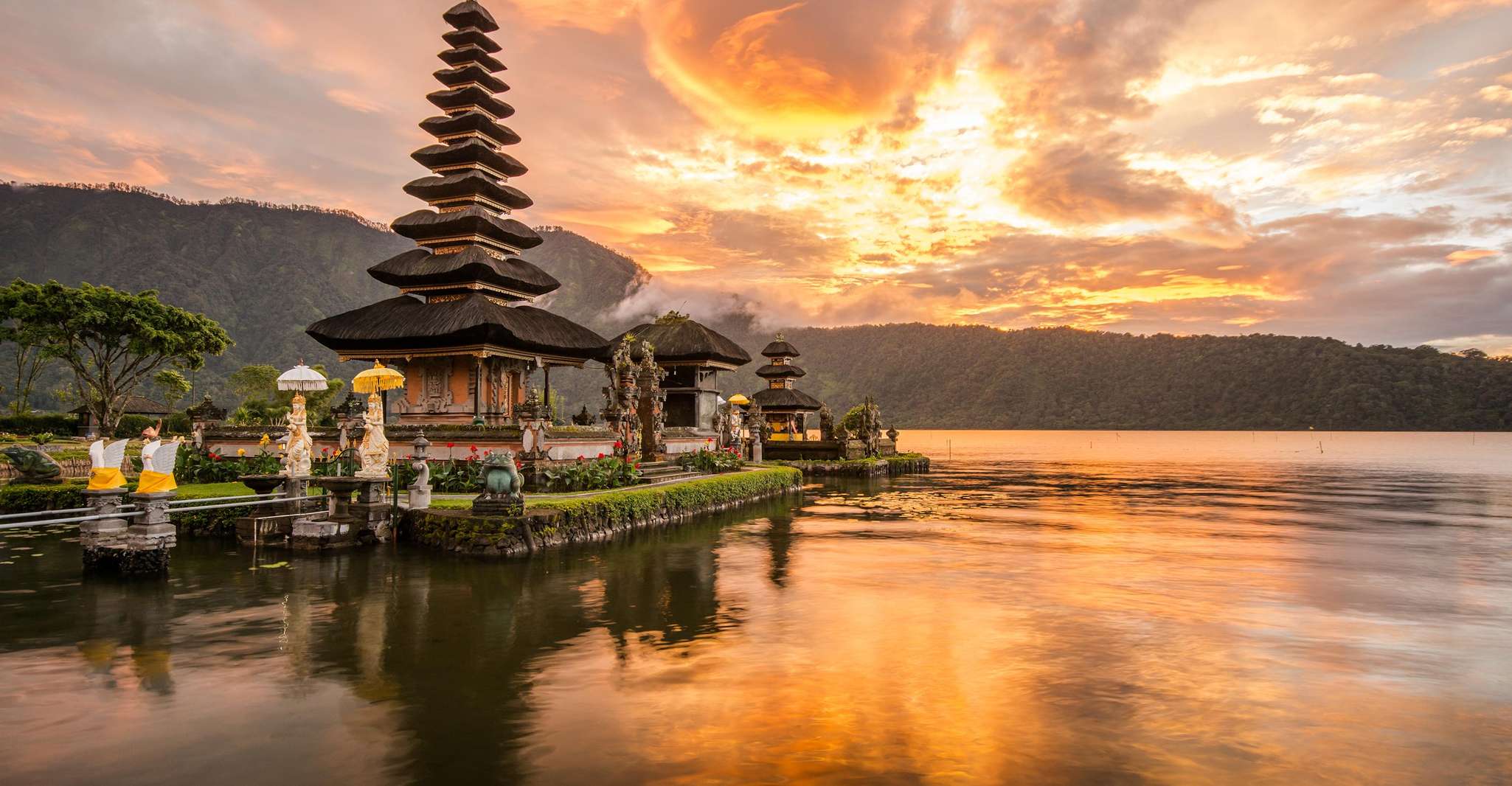 Bali: Lake Bratan, Handara Gate, Waterfall & Swing Tour photo 5