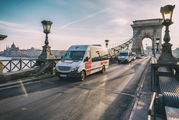 Castle District & Pest Driving Tour with Danube River Cruise