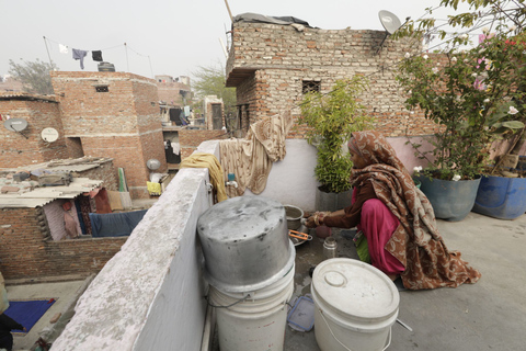 Delhi: Ethical Sanjay Colony Slum Tour Walking Tour from Connaught Place