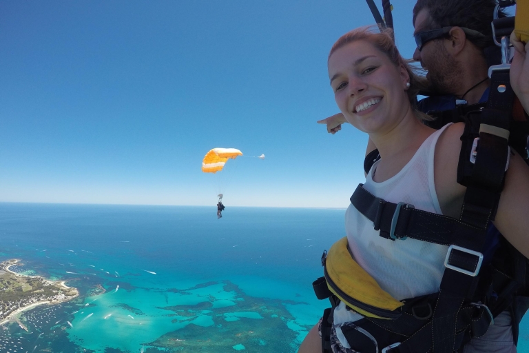 Wyspa Rottnest: Tandem SkydiveSkok spadochronowy w tandemie na wyspie Rottnest z wysokości 10 000 stóp