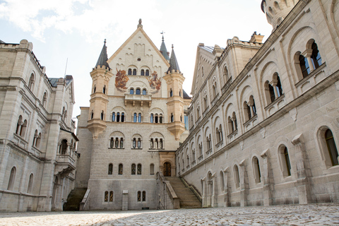 De Munique: Viagem de 1 dia ao Castelo de Neuschwanstein em uma vanDe Munique: Excursão de 1 Dia ao Castelo de Neuschwanstein