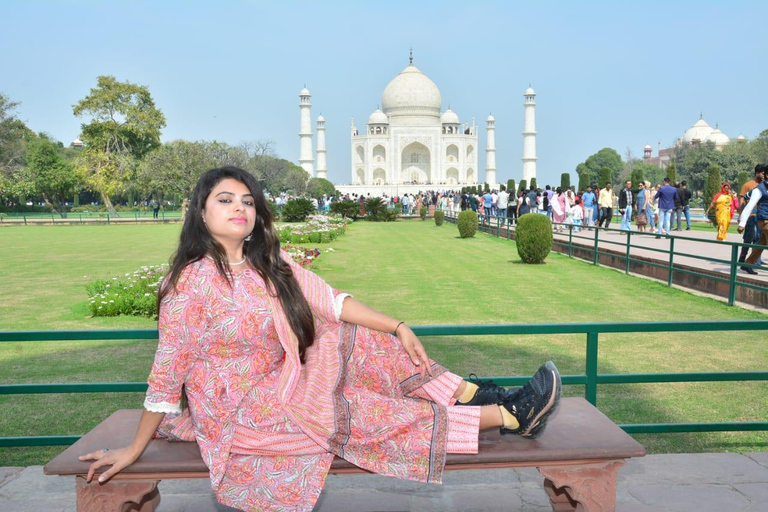 Depuis Delhi : visite privée du Taj Mahal et d'Agra en voiture avec repasVoiture, chauffeur, guide, billets d'entrée et repas dans un hôtel 5 étoiles