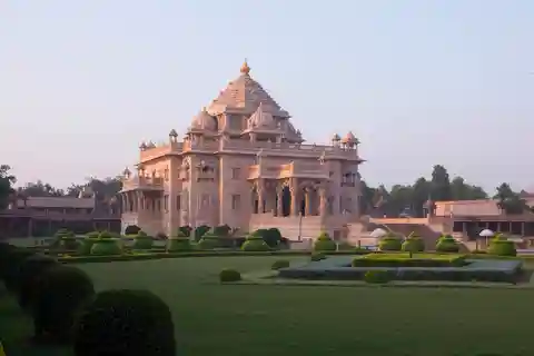 Ahmedabad: Private Temples and Religion Tour with Stepwell