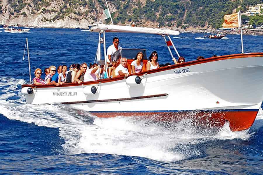 Capri: Bootstour zur Insel mit Halt an der Blauen Grotte. Foto: GetYourGuide