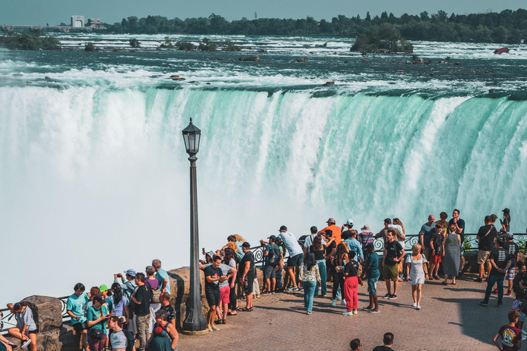 Niagara Falls Tour: Cruise, Skylon Tower & Japanese Guide