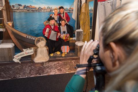 Volendam: Fotogelegenheit in traditioneller holländischer Tracht