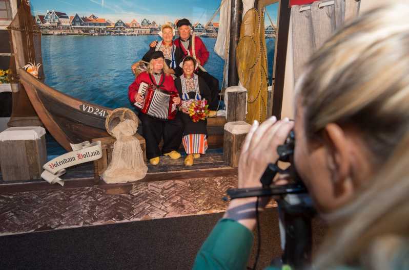 Volendam: opportunità fotografica in costume tradizionale olandese