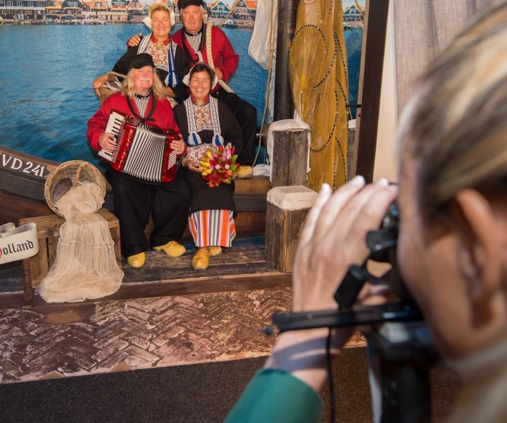 Volendam: Photo Opportunity in Traditional Dutch Costume