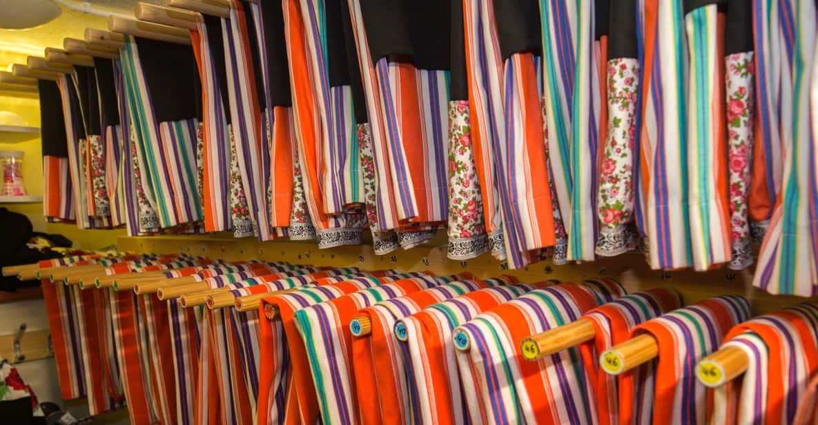 Afbeelding 2 van Volendam: fotomoment in traditionele Nederlandse klederdracht