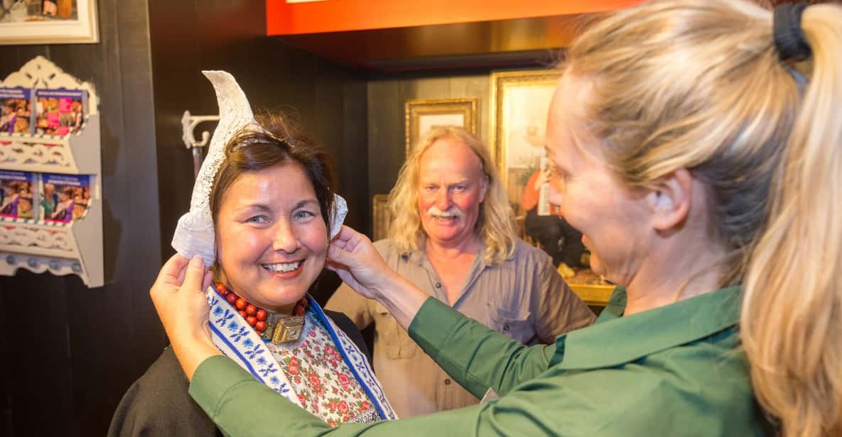 Impressie van Volendam: fotomoment in traditionele Nederlandse klederdracht