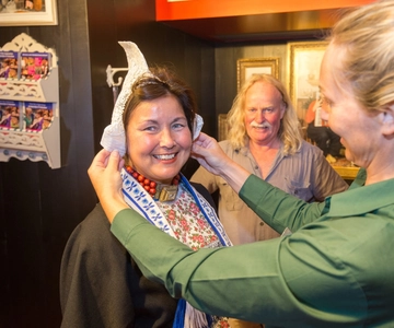 Volendam: Fotomoment in traditioneel Nederlands kostuum