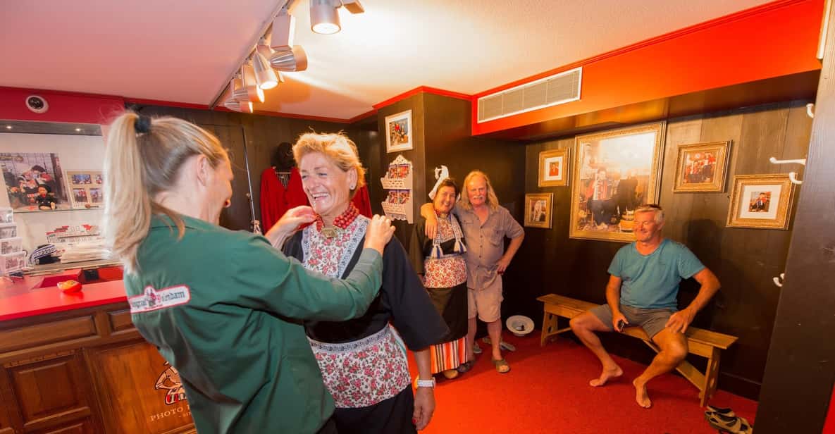 Afbeelding 4 van Volendam: fotomoment in traditionele Nederlandse klederdracht