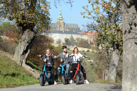 Gran Tour di Praga in scooter elettrici ed eBikeGrand Tour di 2 ore in scooter elettrico