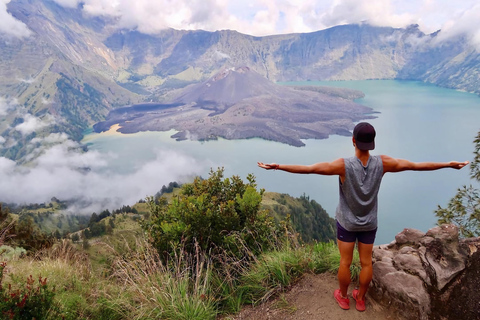 3d/2n trektocht berg rinjani top meer en warmwaterbronnen.Mount rinjani 3d 2 n top