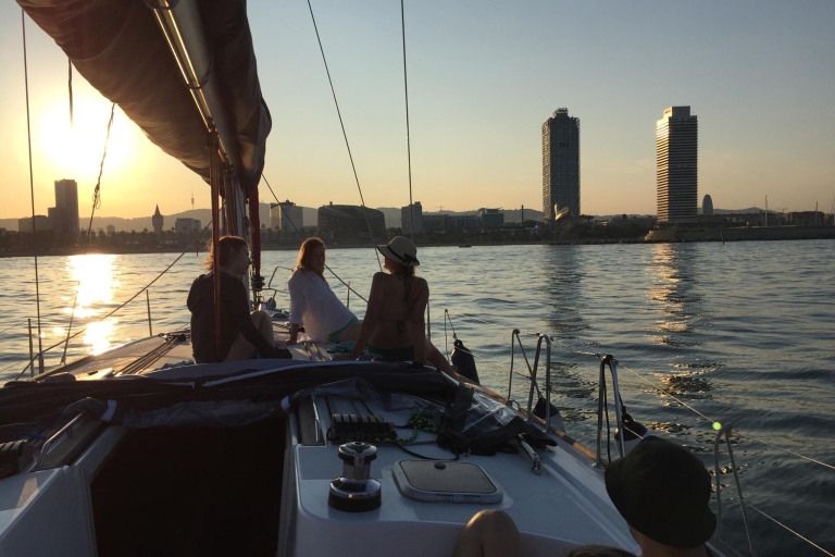 Barcelona: viaje en velero al atardecer de 2 horas