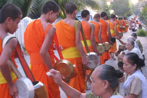Luang Prabang: 3.5-Hour Almsgiving Experience and Local Tour