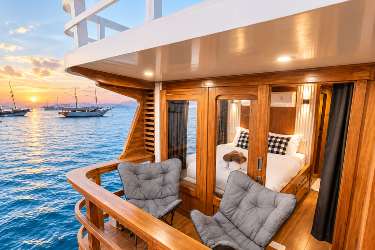 Labuan Bajo: 3-Day Komodo Sailing Luxury Boat with All Fees Deluxe Boat - Private Standar Room (2pax/room)
