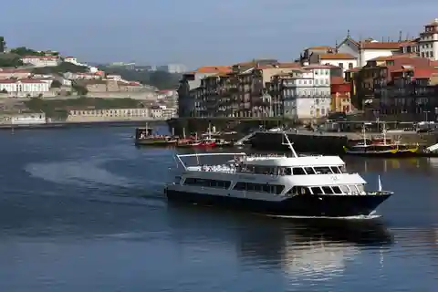 Do Porto: Cruzeiro no Rio Douro, Visita a Adegas e Almoço