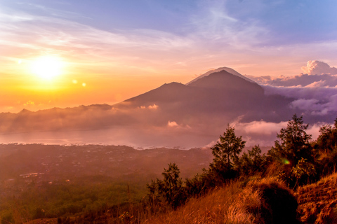 Caminhada ao nascer do sol no Mt. Batur com estadia de uma noite em KintamaniMt. Caminhada do nascer do sol de Batur com 1 noite de estadia em Kintamani