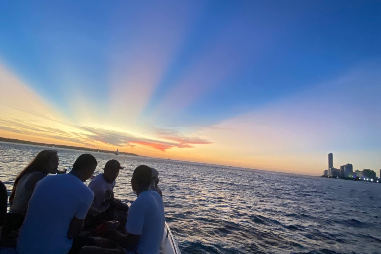 Sonnenuntergangsparty in der Bucht mit den Einheimischen