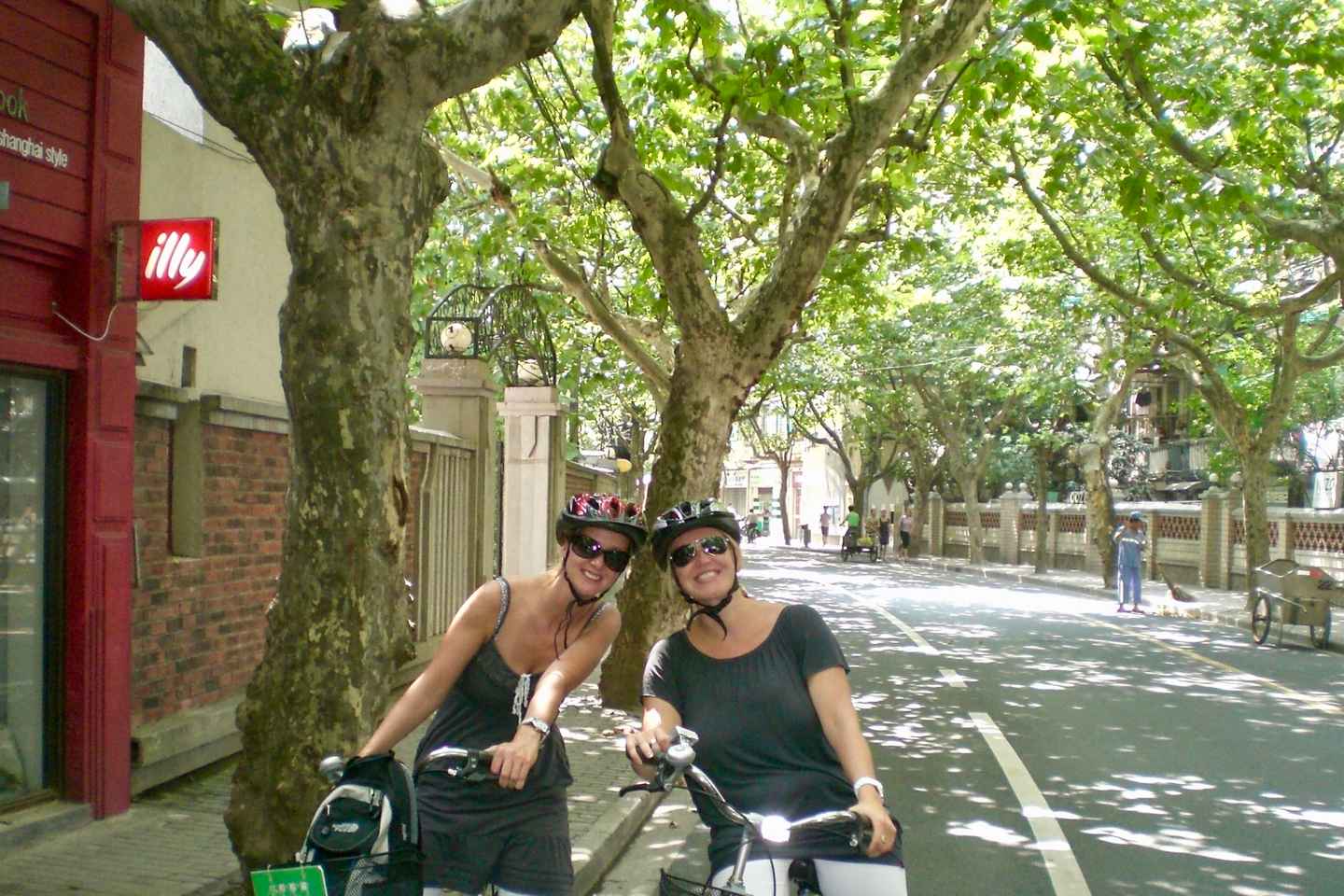 Half-Day Old Shanghai Small Group Bike Tour (Day & Night)