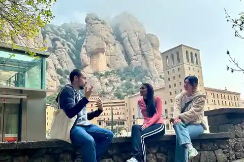 Barcelona: Visita guiada semiprivada de Montserrat en monovolumen