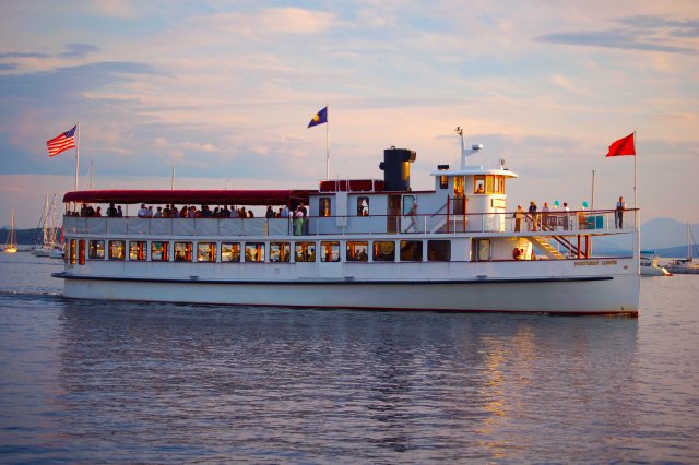 Boston: Harbor Sunset Yacht Cruise