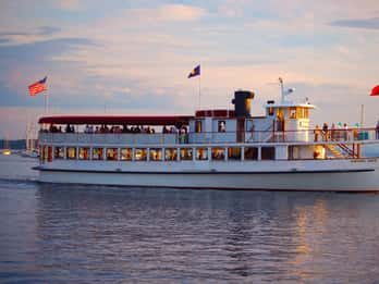 Boston: Harbour Sunset Yacht Cruise Boston: Harbour Sunset Yacht Cruise
