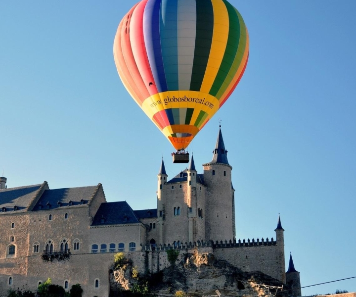 セゴビア：オプションの送迎サービス付きの熱気球に乗る