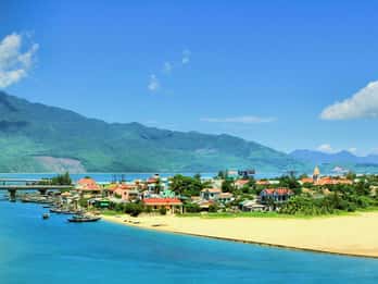 Hue: Privatwagen nach/von Hoi An mit fabelhaften Stopps