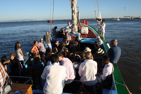 Lisboa: Cruzeiro Pôr do Sol no Rio Tejo em Barco TradicionalCruzeiro no Rio Tejo ao Pôr do Sol em Lisboa