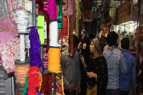 Varanasi: Private Evening Handicraft Market Tour with Dinner