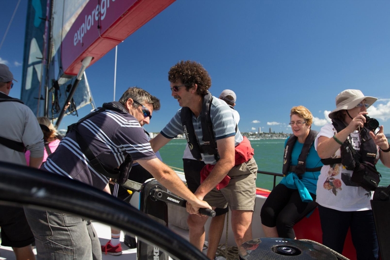 Waitemata Harbour: Segelturn mit einer America's Cup-Yacht