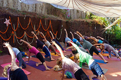 Varanasi: Morning Yoga aan de oever van de rivier de Ganga