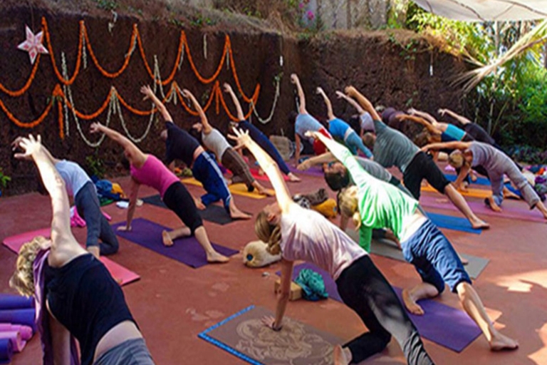 Varanasi: Morning Yoga aan de oever van de rivier de Ganga