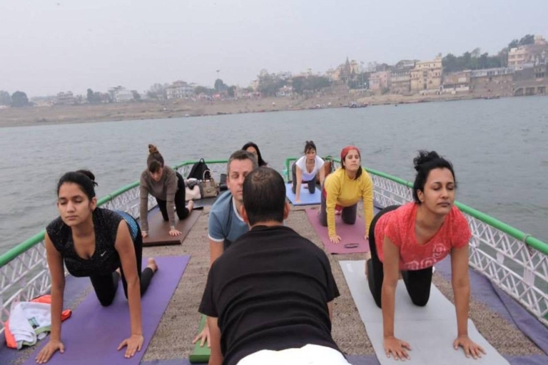 Varanasi: Morning Yoga aan de oever van de rivier de Ganga