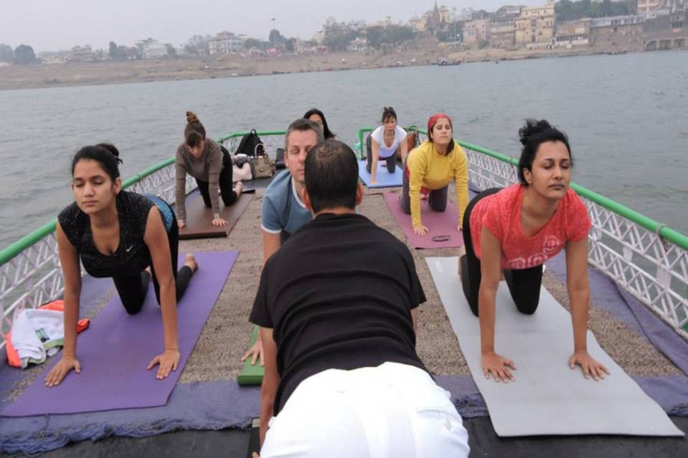 Varanasi: Morgonyoga på stranden av floden GangaVaranasi: Yoga på morgonen vid floden Ganga