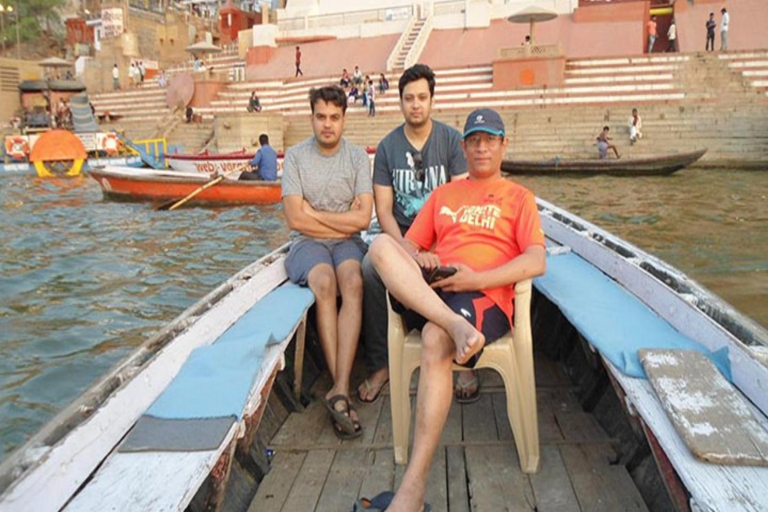 Varanasi: Tour nocturno en barco Arti con cena