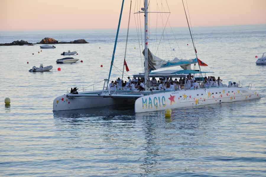 Von Roses: Katamaran-Kreuzfahrt bei Sonnenuntergang. Foto: GetYourGuide