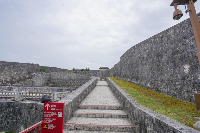 Naha: Okinawa Shuri Castle Peace Walking Tour